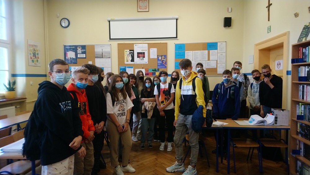 Uczniowie klasy IB wraz z wychowawcą podczas szkolenia bibliotecznego